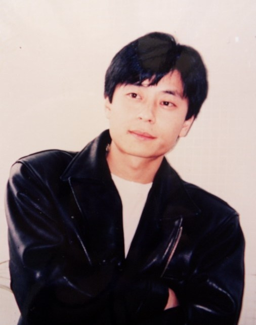 歌坛传奇王杰近况曝光,满头黑发宛如回春,久居国外生活惬意