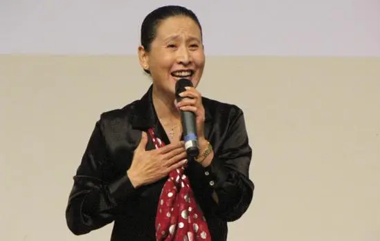 昔日歌唱家远征曝近照,当年歌声似蜜甜,人称小王昆,如今人虽老但风采