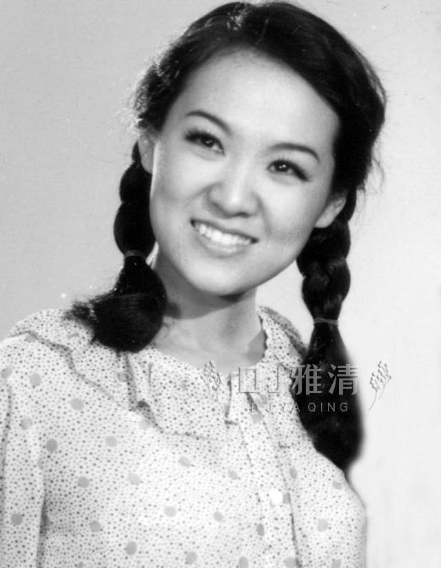 昔日歌唱家远征曝近照当年歌声似蜜甜人称小王昆如今人虽老但风采依旧