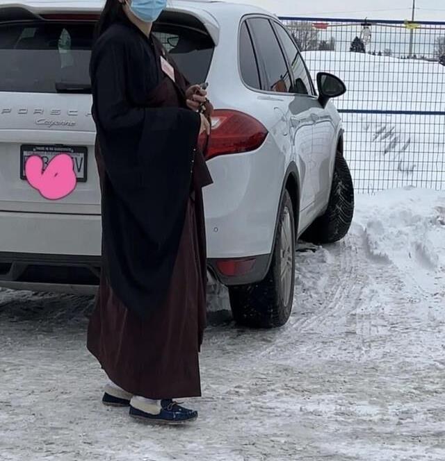 王祖贤穿僧袍现身寺庙双手合十虔诚素雅55岁皮肤白到发光