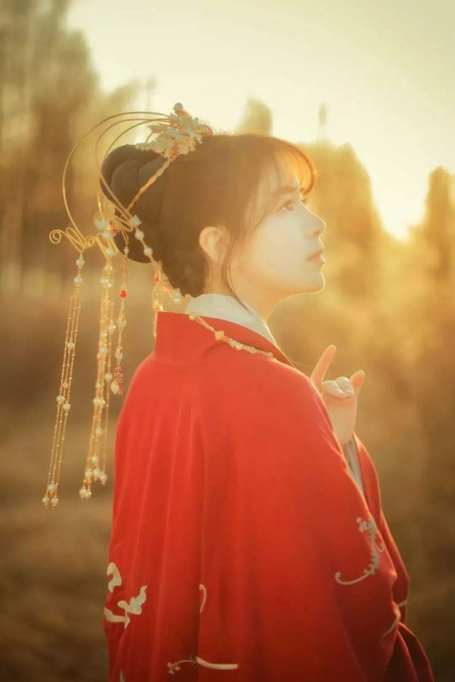 精选诗词|三更叶落千山白,一片花残一夜凉