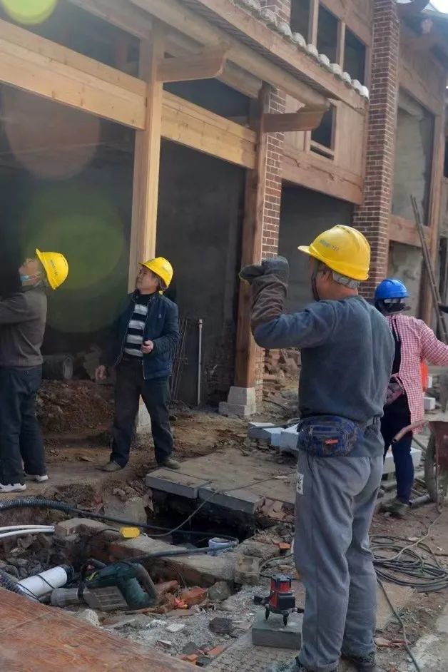兴化府历史文化街区施工员阮志弘介绍,昨日早上7时,2个外立面班组和2