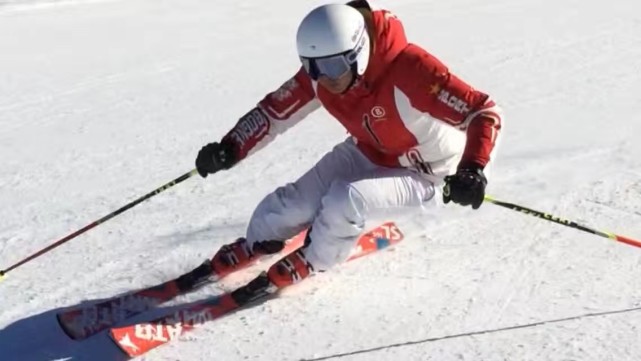 13歲時,有賴於優質的體能,突出的滑雪基本功,高峰被選入原瀋陽軍區