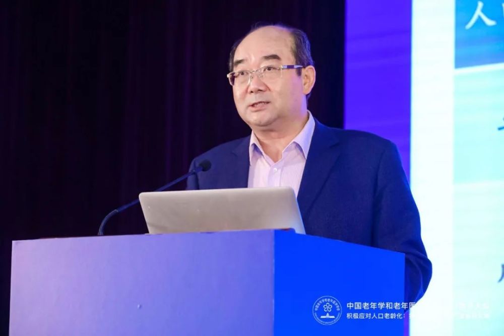 人口专家_人口出生率连续跌破1%,专家建议未婚女性生育一胎,你怎么看