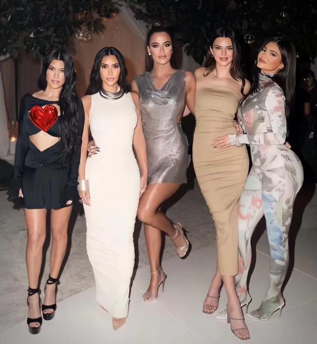 瘦下来的科勒卡戴珊真好看身材不输肯豆穿黑色紧身裤好显瘦