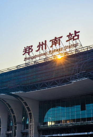 在郑州航空港区,规模可与郑州东站媲美的高铁大站——郑州南站站房上