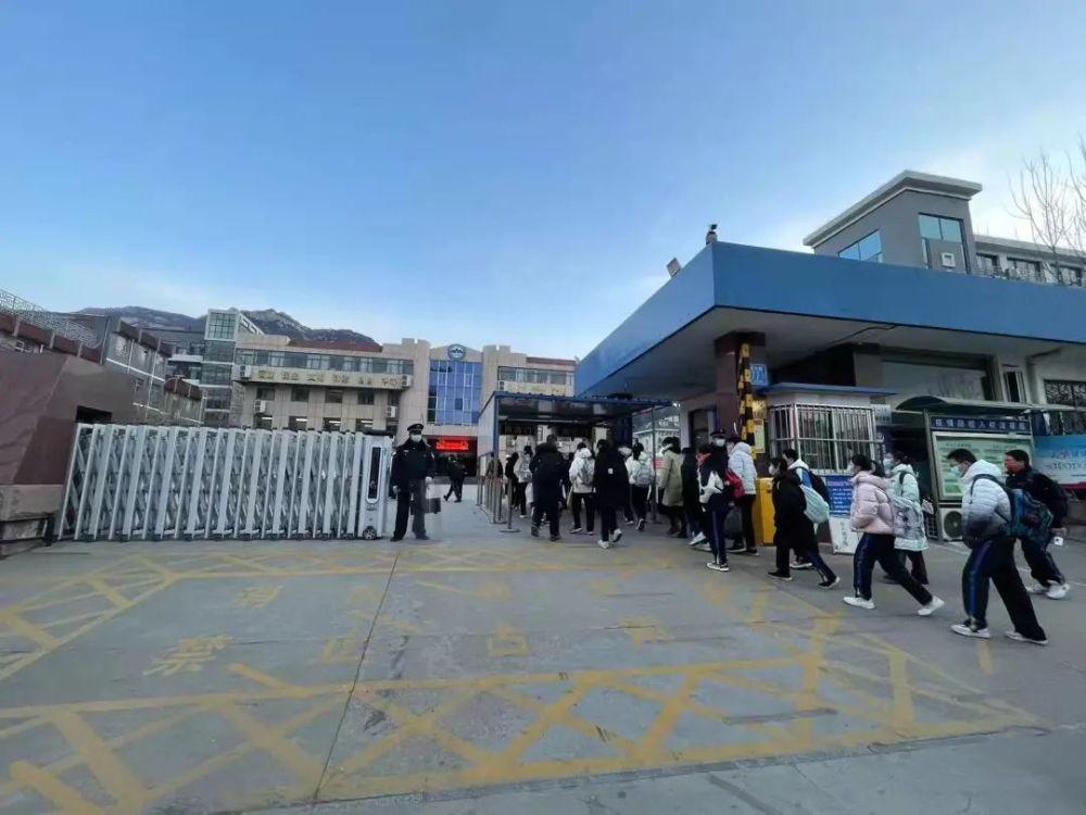 泰山学院附属中学泰安实验中学举行开学第一课,给同学们传达学校要求