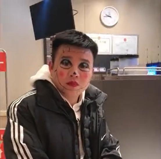 男子这才意识到脸上被画成大花脸,原来是这名男子的妻子的恶作剧,这名
