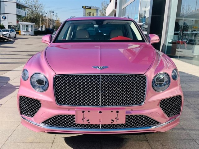 京城老板花480万元买辆粉色宾利suv运回家后媳妇喜出望外