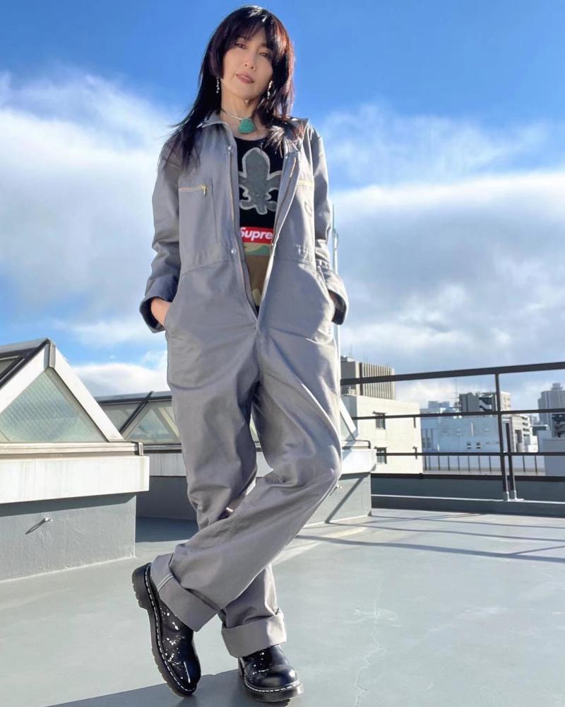 51岁工藤静香穿连体服很街头 大绿松石项链令人目瞪口呆 木偶纹清晰可见 腾讯新闻