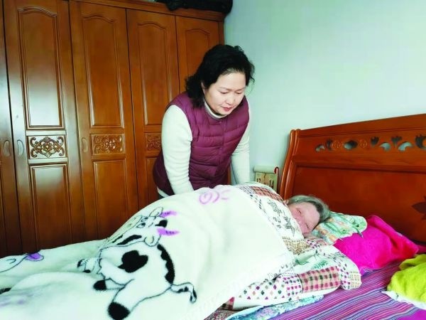 文丽华八年悉心照顾瘫痪母亲
