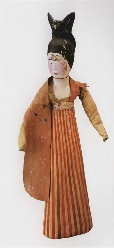 彩绘木胎绢衣舞蹈女俑此外在阿斯塔那古墓出土几件女舞俑(如彩绘木胎