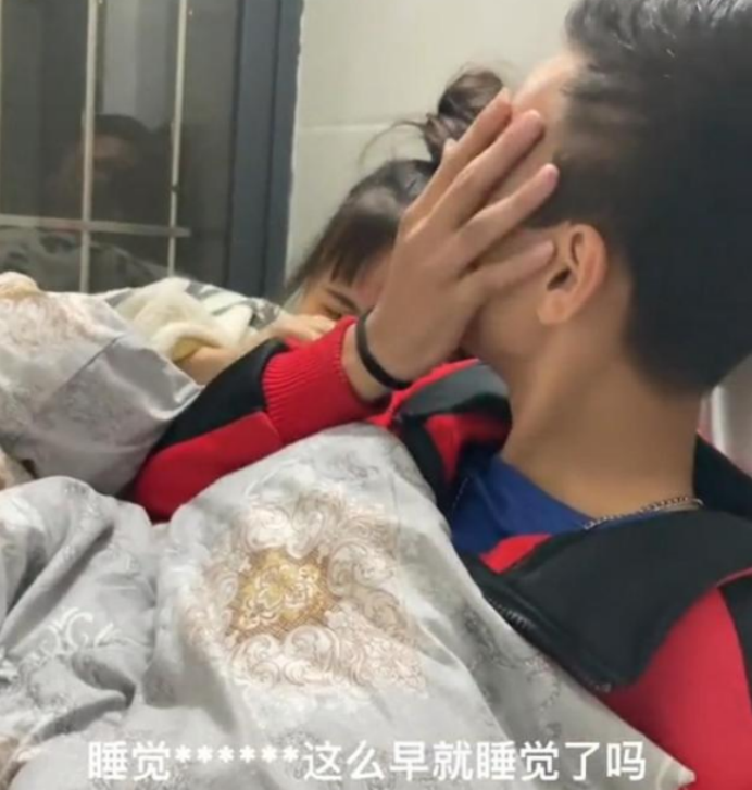 打工仔情侣蜗居出租屋阳台却羡煞网友