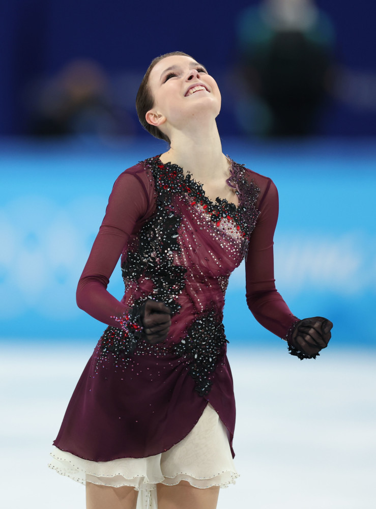 北京冬奥会花样滑冰女子单人滑俄罗斯奥委会选手安娜谢尔巴科娃夺得