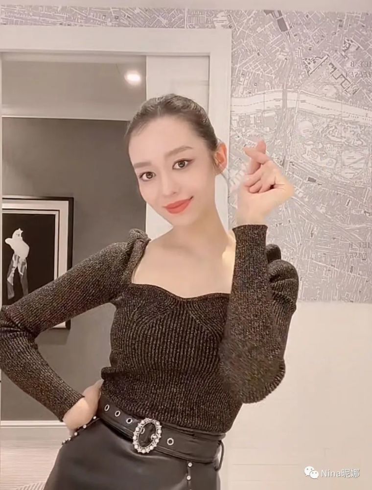 吉娜生活照罕见曝光穿针织衫卫生间听音乐化妆生完娃曲线更好