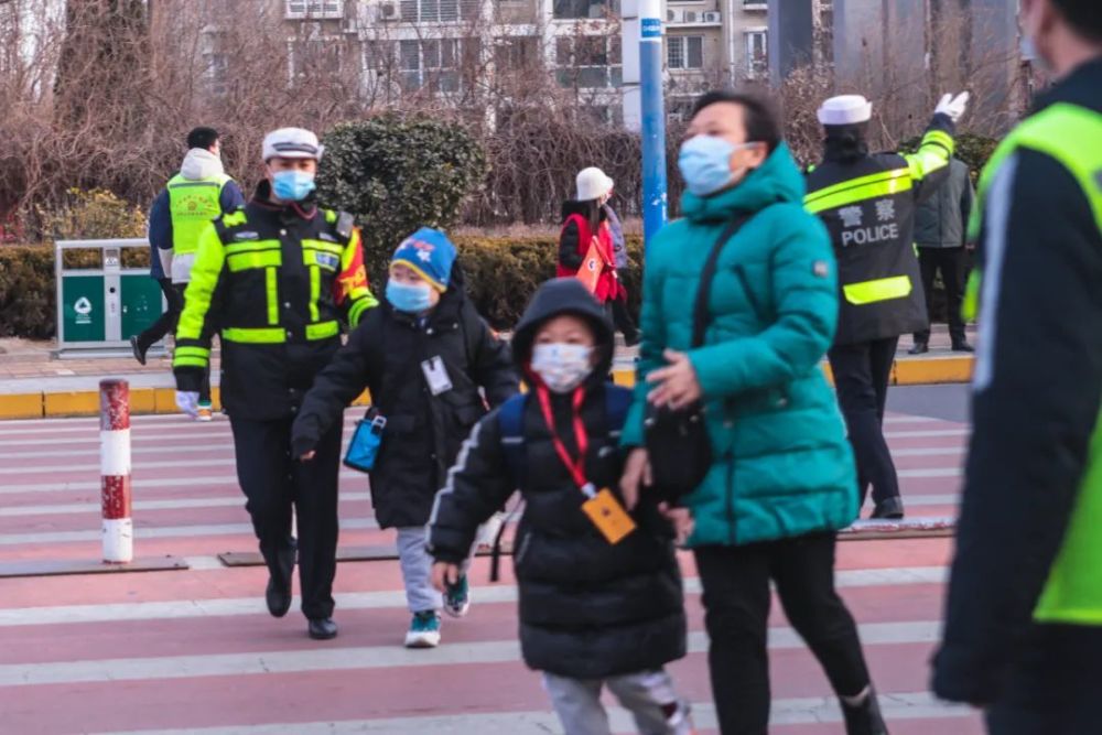 實行動態勤務,加強校園周邊巡邏守護;聯合學校保衛幹部,保安員,教職