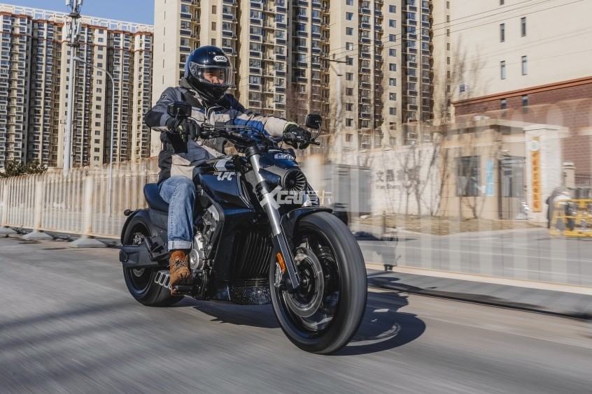 只有狠人能驾驭的玩具 试驾奔达燎700_腾讯新闻