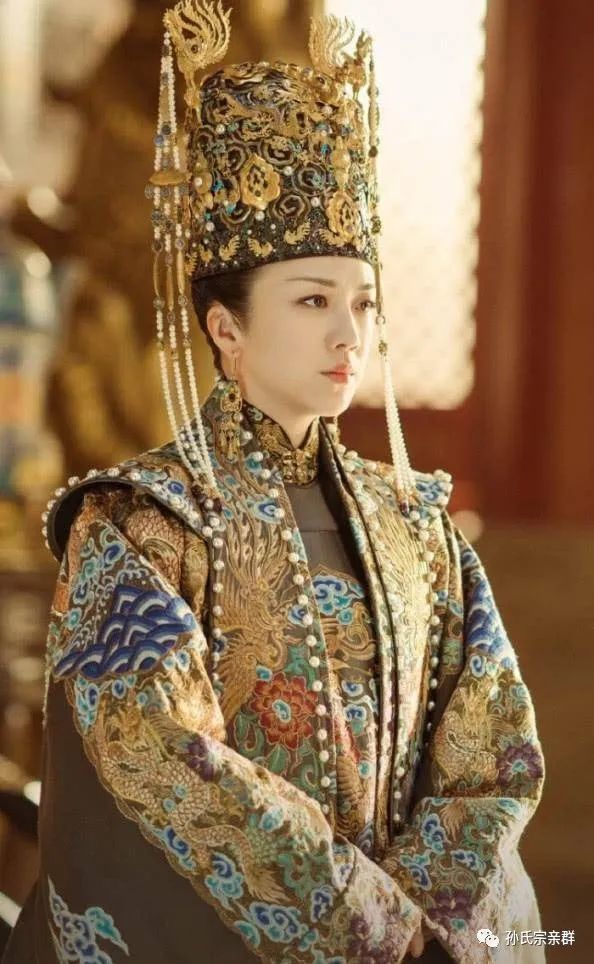 当时孙氏只不过一个贵妃而已,胡皇后和张太后才是后宫的真正主人,抱养