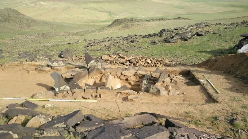 蒙古国石堆墓石板墓与红山文化积石冢比较研究