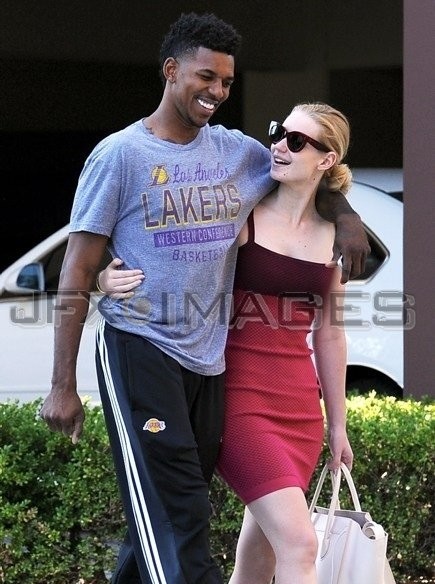 蒙克勾搭上了尼克杨的前女友iggy