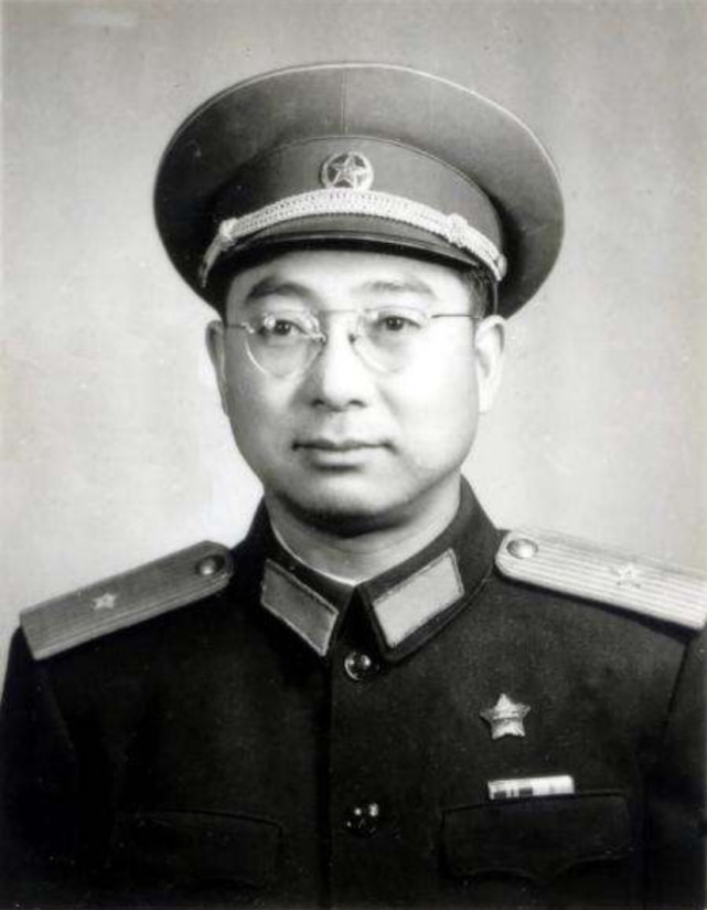 湖南平江人,1955年被授予中將軍銜,時任中國人民解放軍總政治部宣傳部