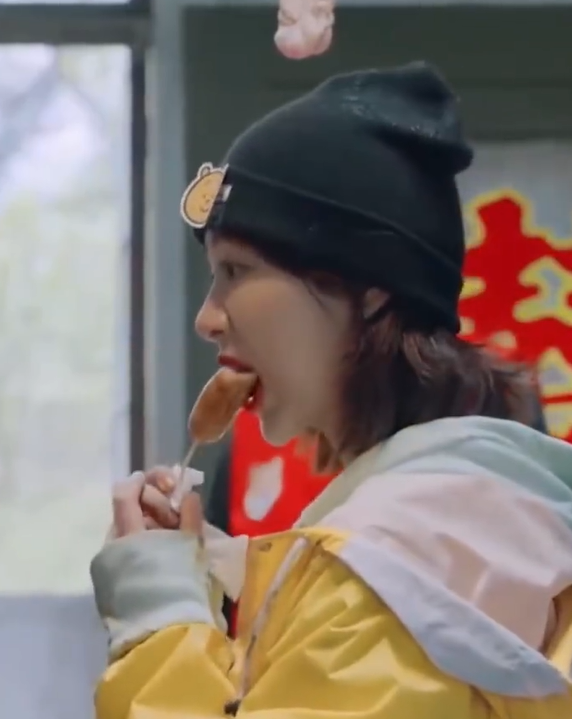杨紫带家人逛美食街!
