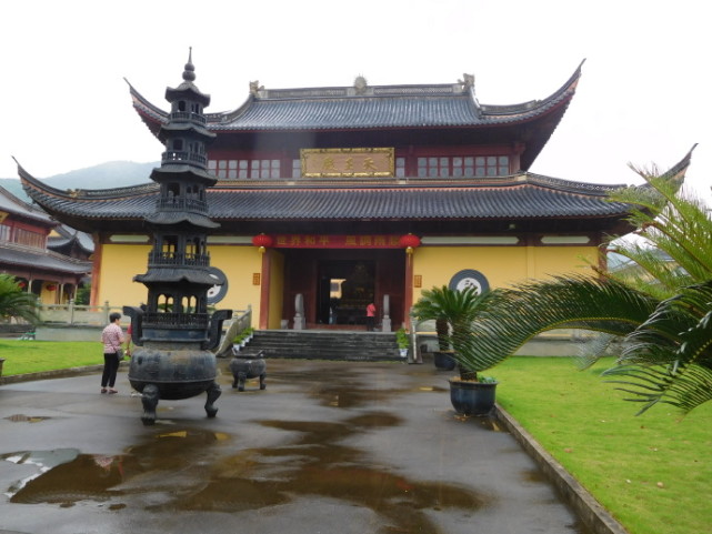 这样的慈云佛学院游人为之流连忘返