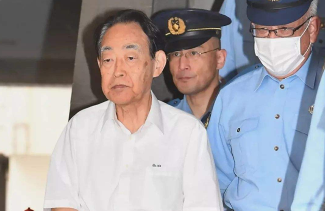 日本"史诗级"啃老:40年足不出户,76岁亲爹无奈大义灭亲|熊泽英一郎|熊