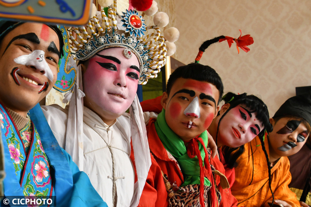 摄2022年2月15日,在河北省沧州市泊头市,黑旗高跷演员在化妆