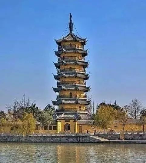 该寺位于扬州南郊古运河畔,文峰塔如孤峰耸立,直入云霄,足可镇江淮之