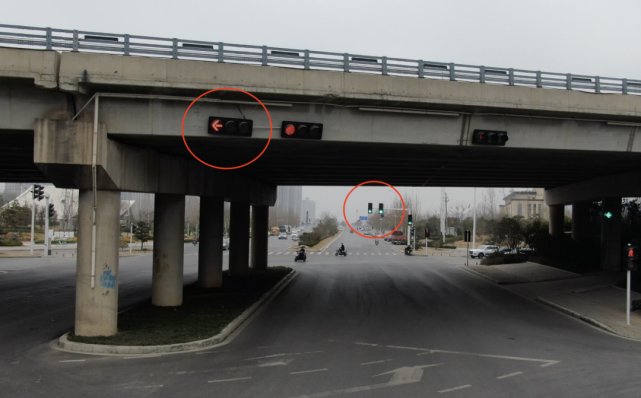 但左转灯的显示却不一样,一个是绿灯时,另一个却是红灯