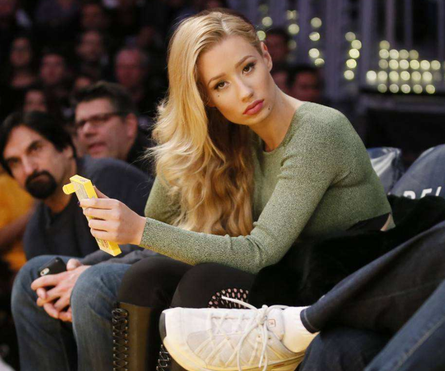 湖人新星约会尼克杨前女友,示好4年抱得美人归,事业爱情双丰收_腾讯