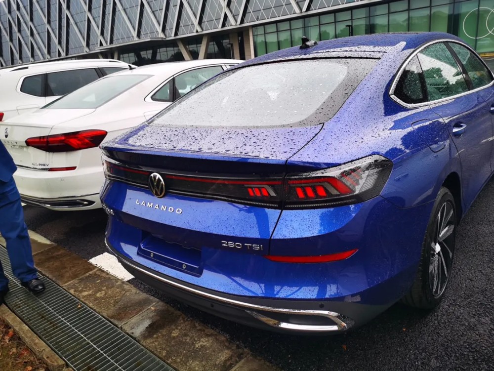 全新凌渡l宝石蓝实车现身,轿跑设计标配无框车门,最美大众要易主?