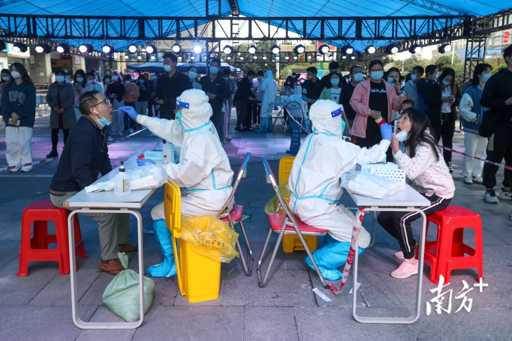现场直击深圳龙岗坂田设90个采样点开展大规模核酸检测