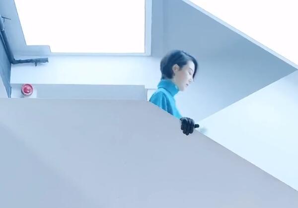 牛仔衬衫的高级穿法长这样，时髦精致又百搭，照着穿准没错