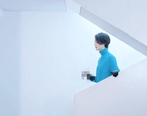 牛仔衬衫的高级穿法长这样，时髦精致又百搭，照着穿准没错