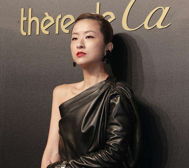 牛仔衬衫的高级穿法长这样，时髦精致又百搭，照着穿准没错