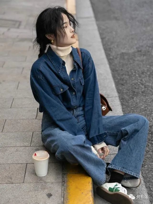 牛仔衬衫的高级穿法长这样，时髦精致又百搭，照着穿准没错