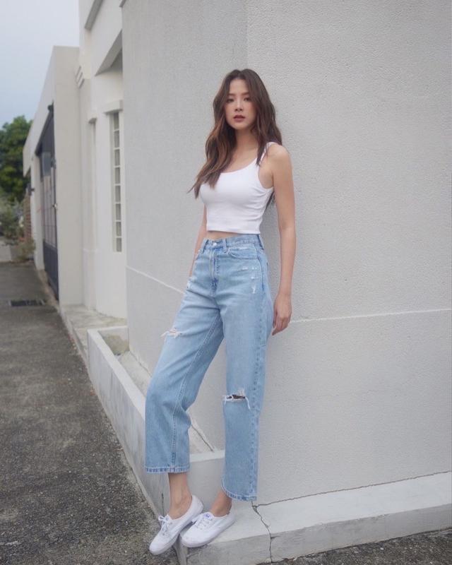 平采娜初恋脸好清纯穿花裙子腰线挺纤细身材太棒了