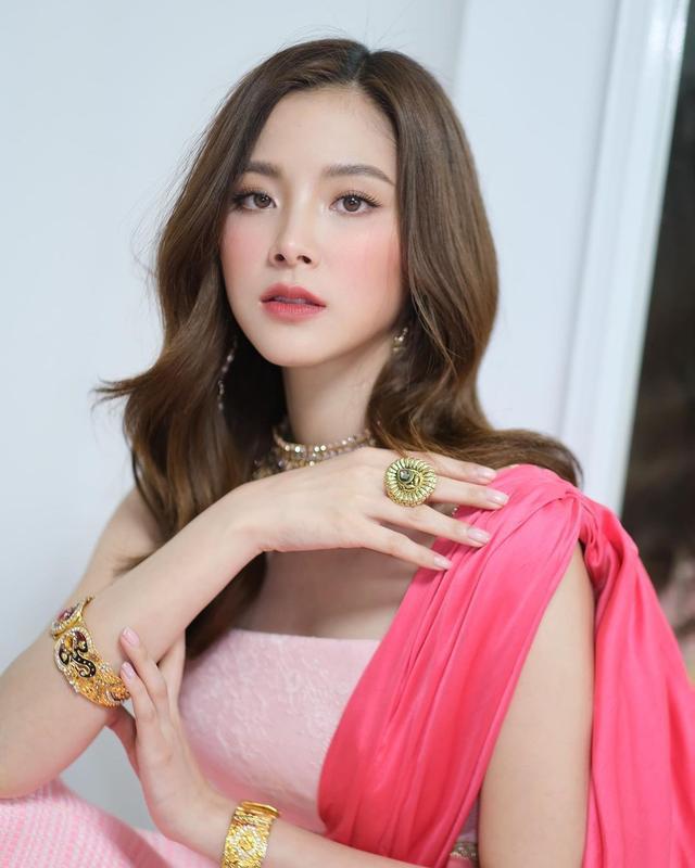 平采娜初恋脸好清纯穿花裙子腰线挺纤细身材太棒了