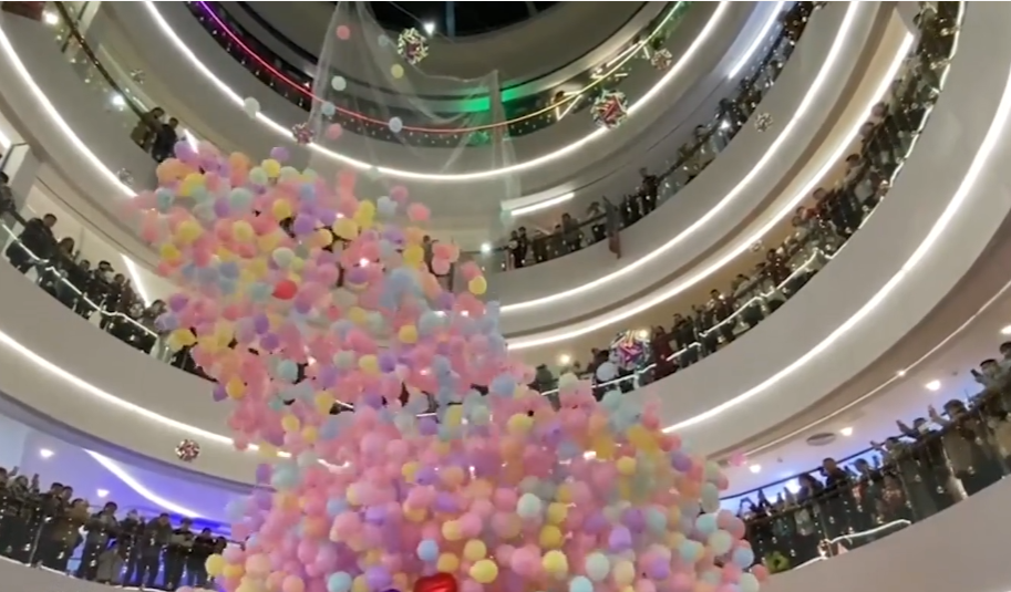 福建宁德一商场撒气球抽奖众人哄抢女子在外围捡到大奖钻戒