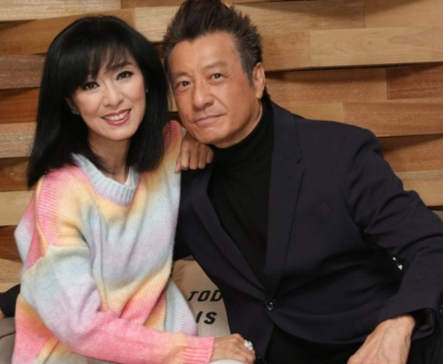 石修夫妇参加聚会,刘松仁米雪搂肩合影表现亲密,相识30年感情好