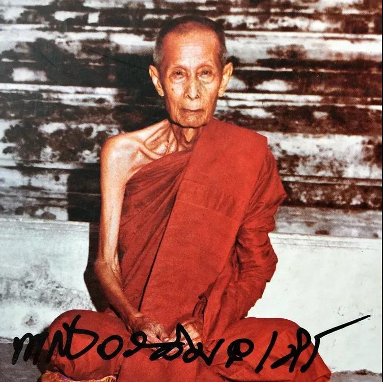 背面正面这种造型的牌在泰国称作为"phra glib bua",意为"莲花瓣佛"