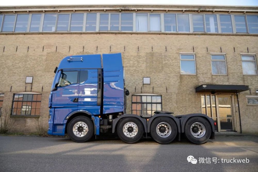 牽引總重120噸荷蘭wierda基於全新曼恩tgx改裝的8x4重型牽引車交付