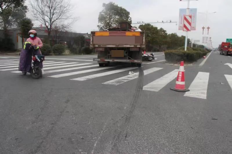 53秒黃燈亮起,畫面右側一名紅衣女子駕駛電動車出現,並且左拐進入路口