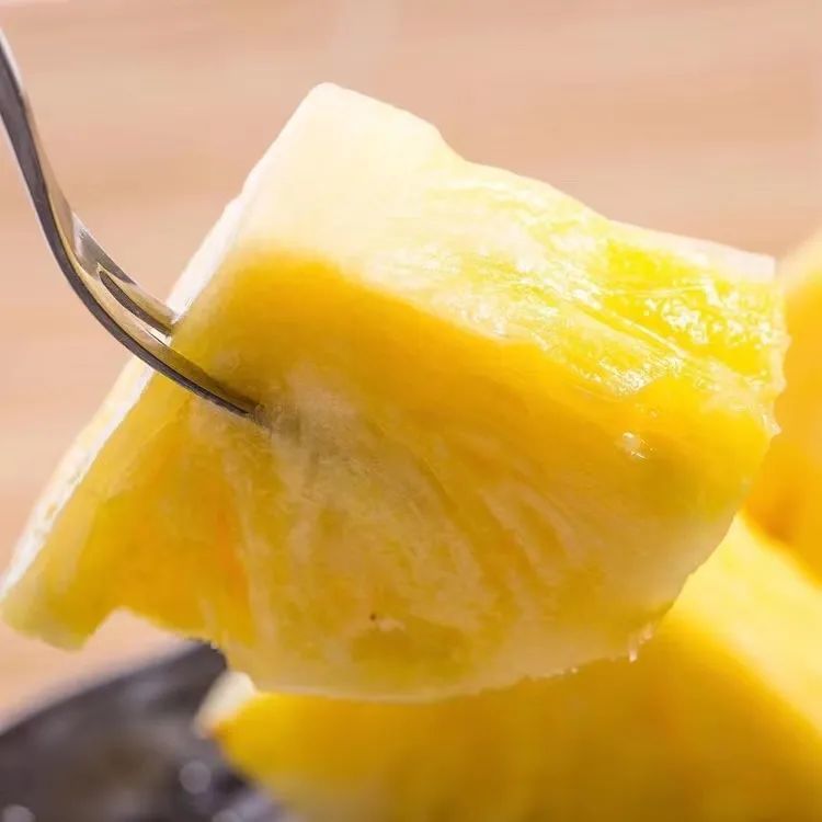 甜过初恋树上熟的金钻凤梨一口爆甜多汁削皮即食