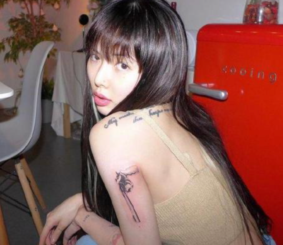 31岁金泫雅露背晒纹身白皙细嫩肌肤似少女两条纹身延长到腰部