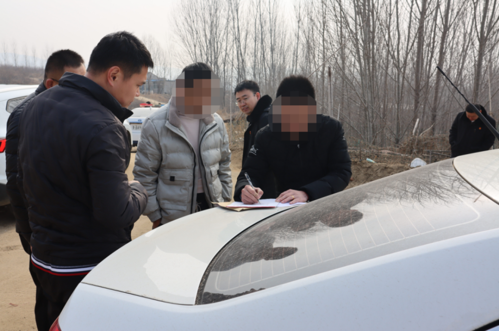 监督过程中,相关人员来到案发现场,就案件中受污染土壤废弃坑的修复