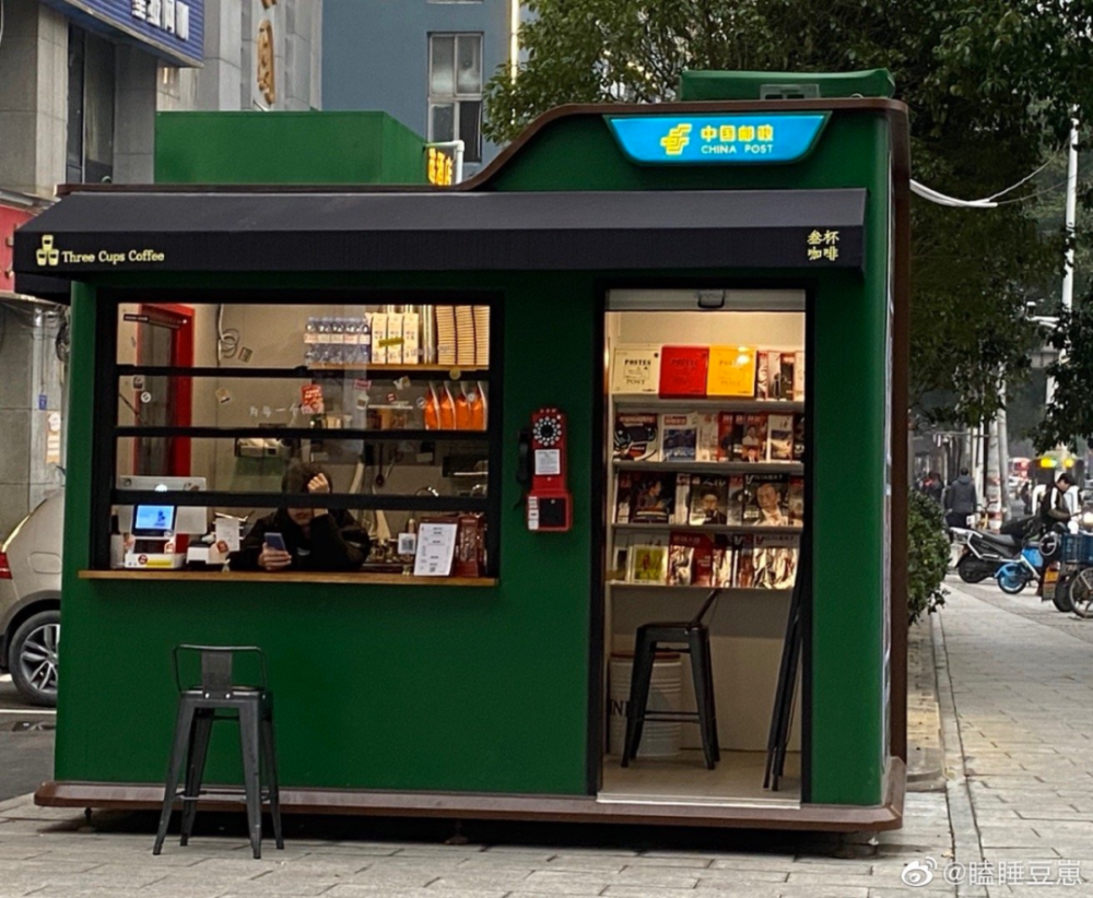除了厦门国贸大厦,邮局咖啡店还在厦门街头改造了一个报刊亭,小小的
