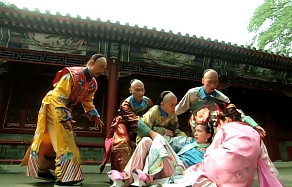 乾隆把小燕子指给尔康时谁还记得尔康的反应小燕子太机灵了